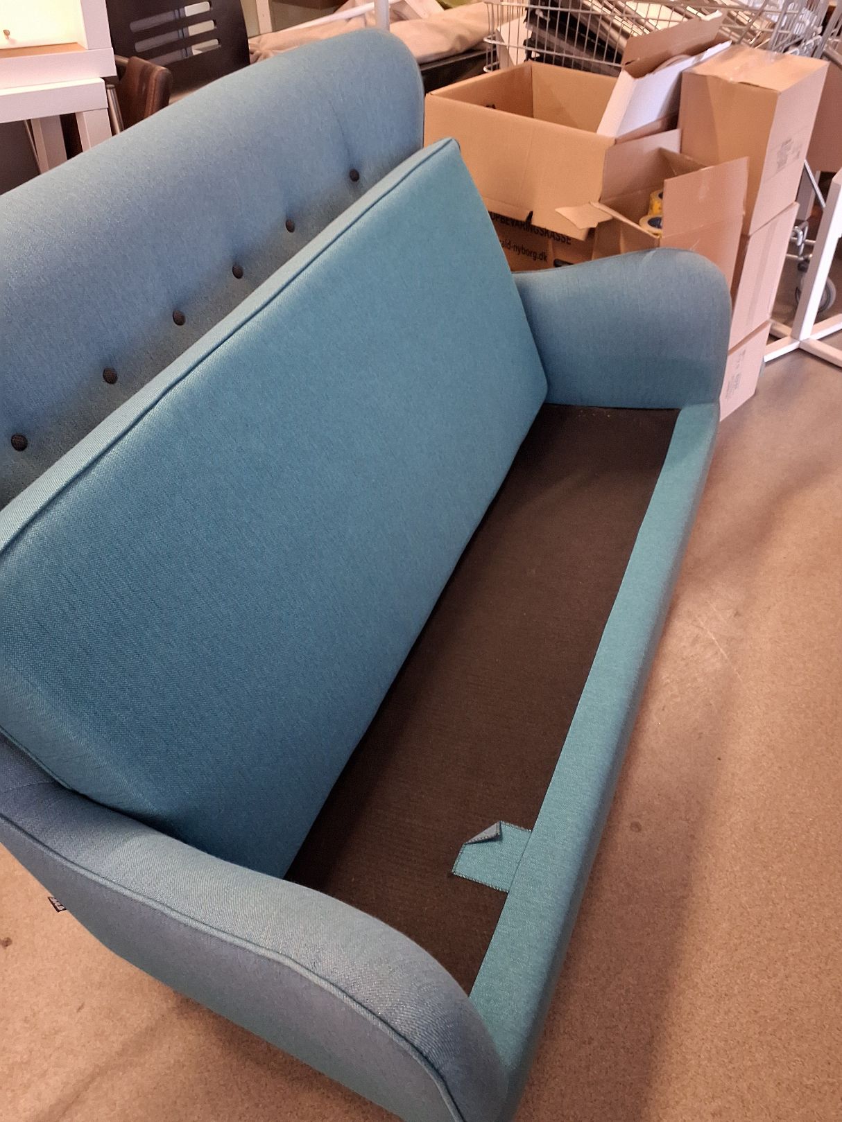 Højryggede blå stofsofa